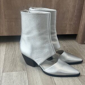 MATISSE Caroline Cut Out Ankle Boots in Silver Size 71/2